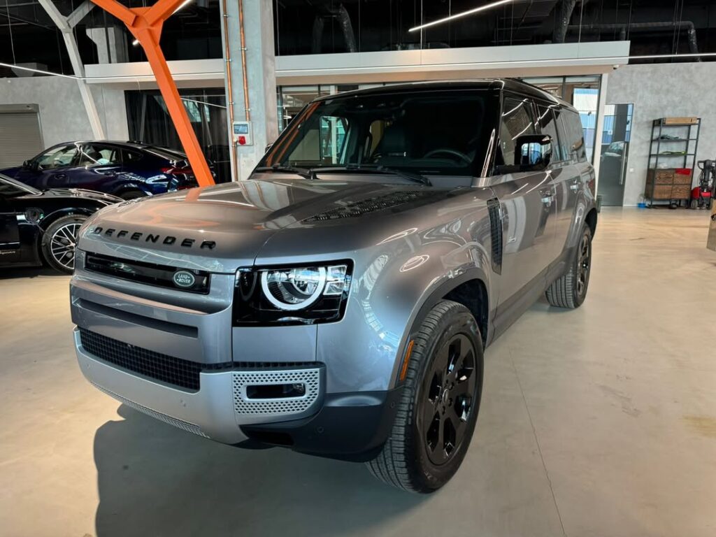 Land Rover Defender 130 P300